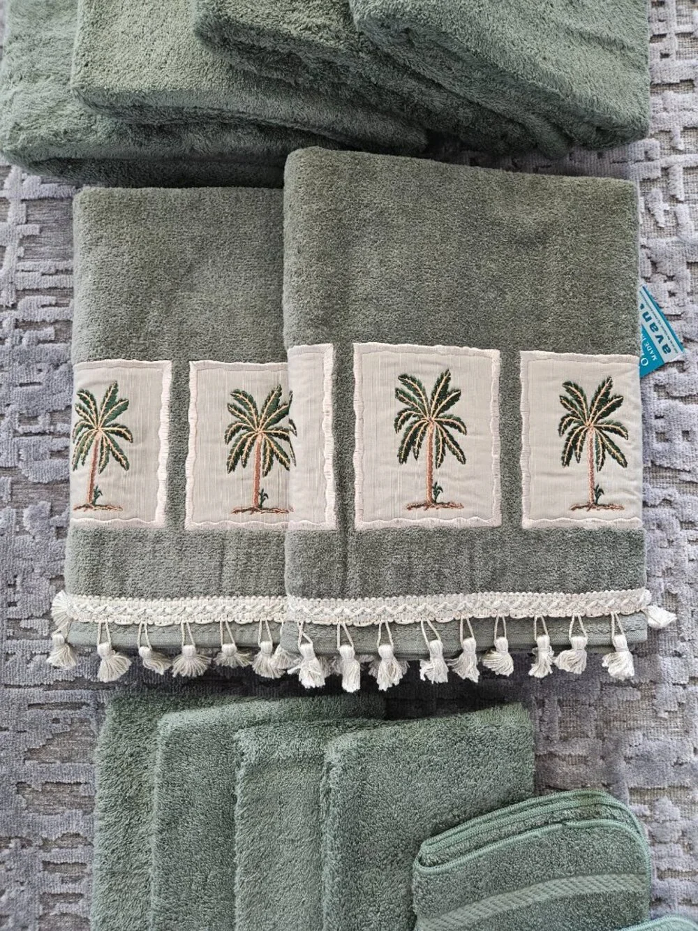 NEW SET OF 10 ROYAL VELVET SAGE GREEN TOWELS AND 2 AVANTI SAGE GREEN PALM TOWELS